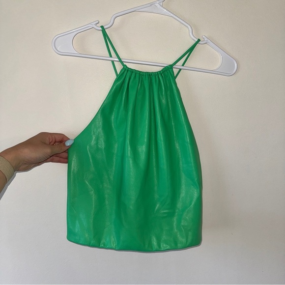 Alice + Olivia Zumi Vegan Leather Halter Cropped Garden
Green Top Large - Picture 5 of 9